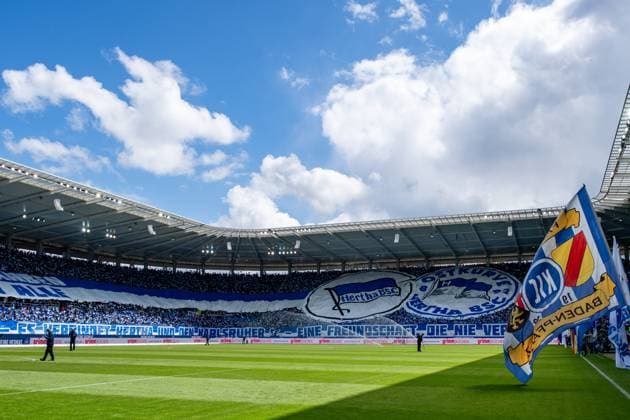 Fan friendship between KSC and Hertha is celebrated with joint choreography, banner Eine Freundschaft die nie vergeht, GER, Karlsruher SC KSC vs Hertha BSC Berlin BSC , Fußball 2 Bundesliga, 30 Spieltag, Saison 2023 2024, 21 04 2024 DFB DFL regulations prohibit any use of photographs as image sequences and or quasi video GER, Karlsruher SC KSC vs Hertha BSC Berlin BSC , Fußball 2 Bundesliga, 30 Spieltag, Saison 2023 2024, 21 04 2024 Karlsruhe Copyright: xEibner-Pressefoto Memmlerx EP_MMR