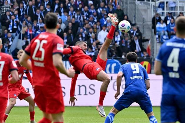 21 04 2024, xsltx, Fussball 2 Bundesliga, Karlsruher SC Hertha BSC Berlin emspor, v l Aymen Barkok Hertha BSC Berlin Igor Matanovic Karlsruher SC KSC Zweikampf, Aktion, action, battle for the ball DFL DFB REGULATIONS PROHIBIT ANY USE OF PHOTOGRAPHS as IMAGE SEQUENCES and or QUASI VIDEO Karlsruhe