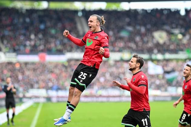 2 Bundesliga Hannover 06 FC St Pauli on 21 04 2024 at the HDI Arena in Hannover Cheering, goal celebration, goal scorer, goal scorer Lars Gindorf Hannover cheers after his goal for 1 1 MT
