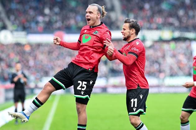 2 Bundesliga Hannover 06 FC St Pauli on 21 04 2024 at the HDI Arena in Hannover Cheering, goal celebration, goal scorer, goal scorer Lars Gindorf Hannover cheers after his goal for 1 1 MT