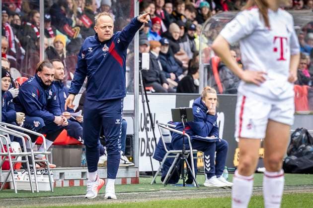 GOOGLE PIXEL Womens Bundesliga 1 FC Köln SC Freiburg, 21 04 2024 Daniel Weber Coach 1 FC Köln GOOGLE PIXEL Womens Bundesliga 1 FC Köln SC Freiburg, 19 Matchday, on 21 04 2024 at Franz Kremer Stadium in Cologne DFL REGULATIONS PROHIBIT ANY USE OF PHOTOGRAPHS AS IMAGE SEQUENCES AND OR QUASI VIDEO Copyright: xBEAUTIFULxSPORTS LeahxKohringx