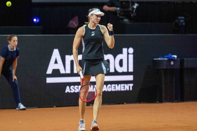 Cheers and joy for the winner Elena Rybakina KAZ , after her converted Championship Ball xettx, Germany, Stuttgart, 21 04 2024, Tennis, Porsche Tennis Grand Prix, Day 9, 2024, Final, E Rybakina M Kostyuk, Porsche Arena Photo A2 Bildagentur Peter Hartenfelser