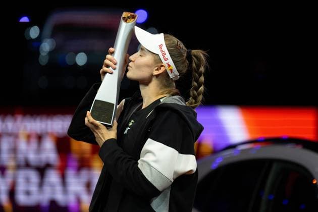 Elena Rybakina KAZ with the winners kiss for the trophy xettx, Germany, Stuttgart, 21 04 2024, Tennis, Porsche Tennis Grand Prix, Day 9, 2024, Final, E Rybakina M Kostyuk, Porsche Arena Photo A2 Bildagentur Peter Hartenfelser