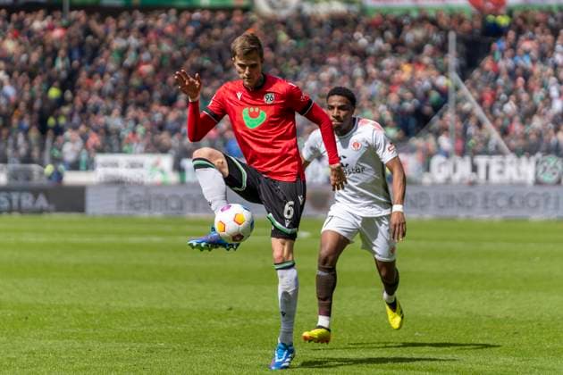 Fabian Kunze Hannover 96, 06 GER, Hannover 96 vs FC St Pauli, Football, 2 Bundesliga, Matchday 30, Season 2023 2024, 21 04 2024 DFL REGULATES PROHIBIT ANY USE OF PHOTOGRAPHS AS IMAGE SEQUENCES AND OR QUASI VIDEO Hannover 96 vs FC St Pauli, Football, 2 Bundesliga, Matchday 30, Season 2023 2024, 21 04 2024 Hannover Copyright: xEibner-Pressefoto FabioxDeinertx EP_FDT