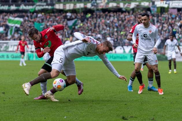 Hauke Wahl FC St Pauli, 05 , Louis Schaub Hannover 96, 11 GER, Hannover 96 vs FC St Pauli, Football, 2 Bundesliga, Matchday 30, Season 2023 2024, 21 04 2024 DFL REGULATIONS PROHIBIT ANY USE OF PHOTOGRAPHS AS IMAGE SEQUENCES AND OR QUASI VIDEO Hannover 96 vs FC St Pauli, Football, 2 Bundesliga, Matchday 30, Season 2023 2024, 21 04 2024 Hannover Copyright: xEibner-Pressefoto FabioxDeinertx EP_FDT