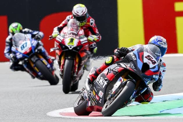 Bilder des Jahres 2024, Sport 04 April Sport Themen der Woche KW16 Sport Bilder des Tages ASSEN - Toprak Razgatlioglu (TUR) on his BMW is in the lead ahead of Alvaro Bautista (ESP) on his Ducati and Remy Gardner (AUS) on his Yamaha in the second Superbike race during the World Superbike Championship race at the TT Circuit Assen. ANP VINCENT JANNINK FIM Superbike World Championship, WM, Weltmeisterschaft 2023 2024 xVIxANPxSportx xxANPxIVx 496567663 originalFilename: 496567663.jpg