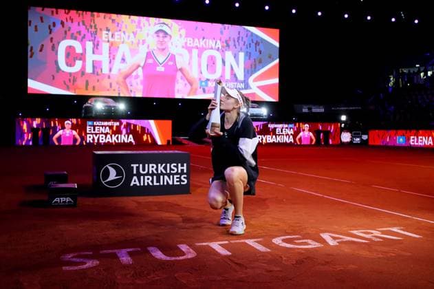 21 04 2024, Germany, Stuttgart, Porsche Tennis Grand Prix 2024, Final, Elena Rybakina KAZ kisses the trophy at the winners ceremony