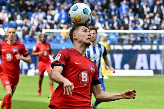 21 04 2024, xsltx, Soccer 2 Bundesliga, Karlsruher SC Hertha BSC Berlin emspor, v l Marten Winkler Hertha BSC Berlin DFL DFB REGULATIONS PROHIBIT ANY USE OF PHOTOGRAPHS as IMAGE SEQUENCES and or QUASI VIDEO Karlsruhe