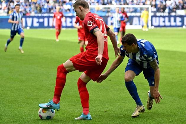 21 04 2024, xsltx, Fußball 2 Bundesliga, Karlsruher SC Hertha BSC Berlin emspor, v l Marten Winkler Hertha BSC Berlin Philip Heise Karlsruher SC KSC Zweikampf, Aktion, action, battle for the ball DFL DFB REGULATIONS PROHIBIT ANY USE OF PHOTOGRAPHS as IMAGE SEQUENCES and or QUASI VIDEO Karlsruhe