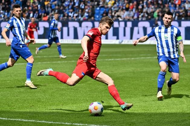 21 04 2024, xsltx, Fussball 2 Bundesliga, Karlsruher SC Hertha BSC Berlin emspor, v l Jonjoe Kenny Hertha BSC Berlin Jerome Gondorf Karlsruher SC KSC Zweikampf, Aktion, action, battle for the ball DFL DFB REGULATIONS PROHIBIT ANY USE OF PHOTOGRAPHS as IMAGE SEQUENCES and or QUASI VIDEO Karlsruhe