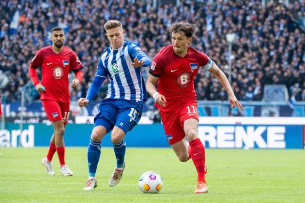Fabian Reese Hertha BSC Berlin, 11 in duel with Dzenis Burnic Karlsruher SC, 15 , GER, Karlsruher SC KSC vs Hertha BSC Berlin BSC , Soccer 2 Bundesliga, Matchday 30, Season 2023 2024, 21 04 2024 DFB DFL regulations prohibit any use of photographs as image sequences and or quasi video GER, Karlsruher SC KSC vs Hertha BSC Berlin BSC , Soccer 2 Bundesliga, Matchday 30, Season 2023 2024, 21 04 2024 Karlsruhe Copyright: xEibner-Pressefoto Memmlerx EP_MMR