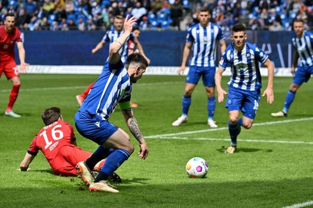 21 04 2024, xsltx, Fussball 2 Bundesliga, Karlsruher SC Hertha BSC Berlin emspor, v l Jonjoe Kenny Hertha BSC Berlin Jerome Gondorf Karlsruher SC KSC Zweikampf, Aktion, action, battle for the ball DFL DFB REGULATIONS PROHIBIT ANY USE OF PHOTOGRAPHS as IMAGE SEQUENCES and or QUASI VIDEO Karlsruhe