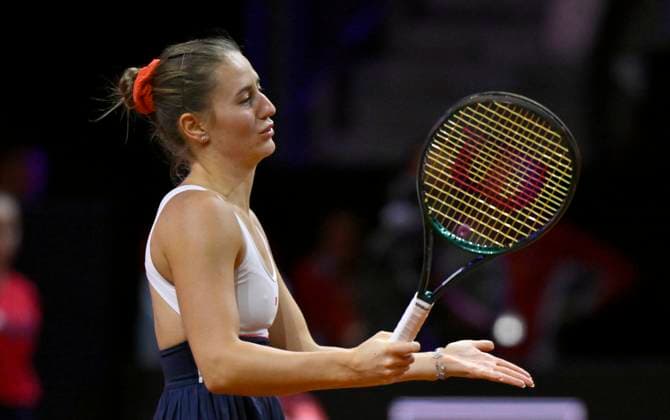 Marta Kostyuk UKR disappointed Gesture Gesture Tennis Ladies Porsche Cup Porsche Tennis Grand Prix GP Stuttgart 2024 Porsche Arena 21 04 2024 DFL REGULATIONS PROHIBIT ANY USE OF PHOTOGRAPHS AS IMAGE SEQUENCES AND OR QUASI VIDEO Porsche Tennis Grand Prix GP Stuttgart 2024