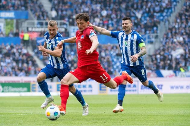 Fabian Reese Hertha BSC Berlin, 11 in duel with Marco Thiede Karlsruher SC, 21 , Jerome Gondorf Karlsruher SC, 08 , GER, Karlsruher SC KSC vs Hertha BSC Berlin BSC , Soccer 2 Bundesliga, Matchday 30, Season 2023 2024, 21 04 2024 DFB DFL regulations prohibit any use of photographs as image sequences and or quasi video GER, Karlsruher SC KSC vs Hertha BSC Berlin BSC , Fußball 2 Bundesliga, 30 Spieltag, Saison 2023 2024, 21 04 2024 Karlsruhe Copyright: xEibner-Pressefoto Memmlerx EP_MMR
