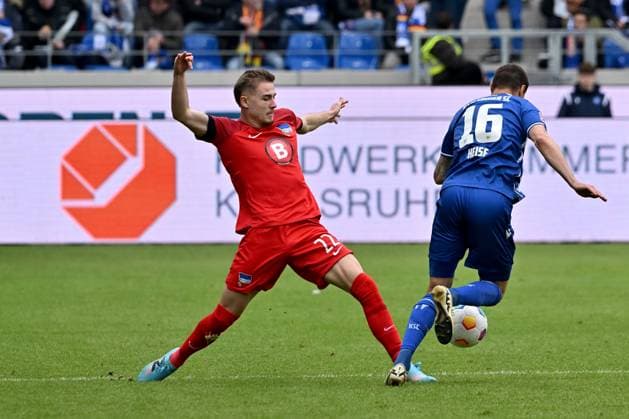 21 04 2024, xsltx, Fußball 2 Bundesliga, Karlsruher SC Hertha BSC Berlin emspor, v l Marten Winkler Hertha BSC Berlin Philip Heise Karlsruher SC KSC Zweikampf, Aktion, action, battle for the ball DFL DFB REGULATIONS PROHIBIT ANY USE OF PHOTOGRAPHS as IMAGE SEQUENCES and or QUASI VIDEO Karlsruhe