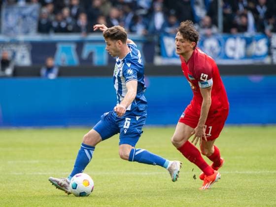 Leon Jensen Karlsruher SC, 06 in duel with Fabian Reese Hertha BSC Berlin, 11 , GER, Karlsruher SC KSC vs Hertha BSC Berlin BSC , Soccer 2 Bundesliga, Matchday 30, Season 2023 2024, 21 04 2024 DFB DFL regulations prohibit any use of photographs as image sequences and or quasi video GER, Karlsruher SC KSC vs Hertha BSC Berlin BSC , Soccer 2 Bundesliga, Matchday 30, Season 2023 2024, 21 04 2024 Karlsruhe Copyright: xEibner-Pressefoto Memmlerx EP_MMR