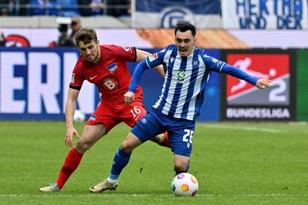 21 04 2024, xsltx, Fussball 2 Bundesliga, Karlsruher SC Hertha BSC Berlin emspor, v l Jonjoe Kenny Hertha BSC Berlin Paul Nebel Karlsruher SC KSC Zweikampf, Aktion, action, battle for the ball DFL DFB REGULATIONS PROHIBIT ANY USE OF PHOTOGRAPHS as IMAGE SEQUENCES and or QUASI VIDEO Karlsruhe