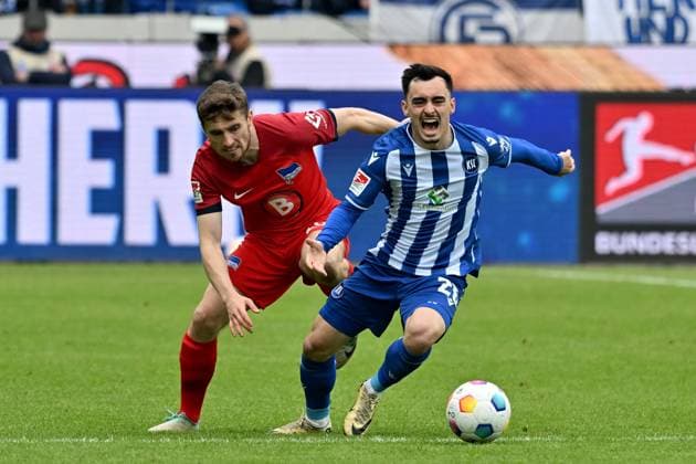 21 04 2024, xsltx, Fussball 2 Bundesliga, Karlsruher SC Hertha BSC Berlin emspor, v l Jonjoe Kenny Hertha BSC Berlin Paul Nebel Karlsruher SC KSC Zweikampf, Aktion, action, battle for the ball DFL DFB REGULATIONS PROHIBIT ANY USE OF PHOTOGRAPHS as IMAGE SEQUENCES and or QUASI VIDEO Karlsruhe