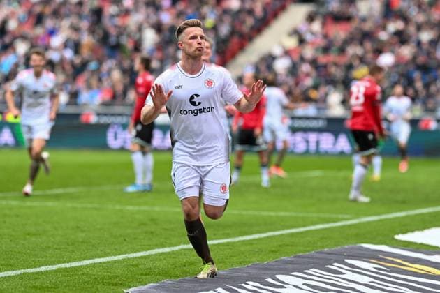 2 Bundesliga Hannover 06 FC St Pauli on 21 04 2024 at the HDI Arena in Hannover Cheering, goal celebration, goal scorer, goal scorer Johannes Eggestein FC St Pauli cheers after his goal for 1 2 MT