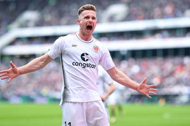 2 Bundesliga Hannover 06 FC St Pauli on 21 04 2024 at the HDI Arena in Hannover Cheering, goal celebration, goal scorer, goal scorer Johannes Eggestein FC St Pauli cheers after his goal for 1 2 MT