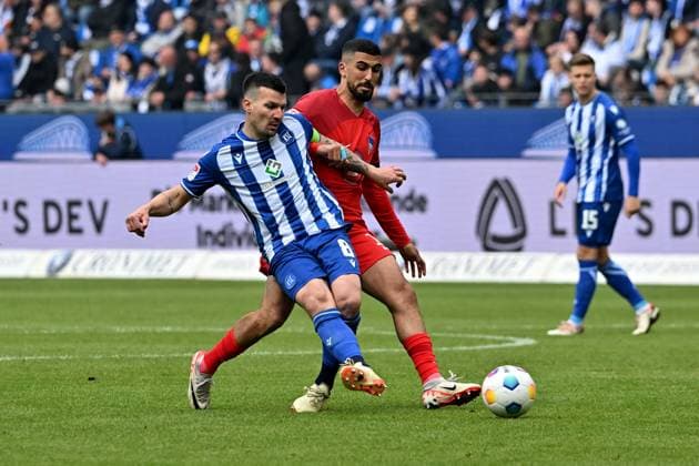 21 04 2024, xsltx, Fußball 2 Bundesliga, Karlsruher SC Hertha BSC Berlin emspor, v l Jerome Gondorf Karlsruher SC KSC Aymen Barkok Hertha BSC Berlin Zweikampf, Aktion, action, battle for the ball DFL DFB REGULATIONS PROHIBIT ANY USE OF PHOTOGRAPHS as IMAGE SEQUENCES and or QUASI VIDEO Karlsruhe