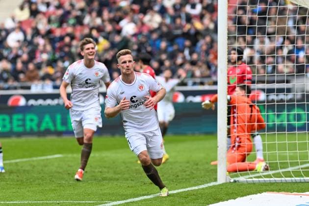 2 Bundesliga Hannover 06 FC St Pauli on 21 04 2024 at the HDI Arena in Hannover Cheering, goal celebration, goal scorer, goal scorer Johannes Eggestein FC St Pauli cheers after his goal for 1 2 MT