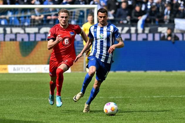 21 04 2024, xsltx, Fußball 2 Bundesliga, Karlsruher SC Hertha BSC Berlin emspor, v l Marten Winkler Hertha BSC Berlin Christoph Kobald Karlsruher SC KSC Zweikampf, Aktion, action, battle for the ball DFL DFB REGULATIONS PROHIBIT ANY USE OF PHOTOGRAPHS as IMAGE SEQUENCES and or QUASI VIDEO Karlsruhe