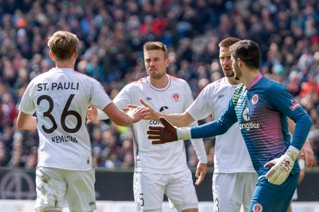 Aljoscha Kemlein FC St Pauli, 36 , Nikola Vasilj FC St Pauli, 22 , Karol Mets FC St Pauli, 03 , Hauke Wahl FC St Pauli, 05 GER, Hannover 96 vs FC St Pauli, Football, 2 Bundesliga, Matchday 30, Season 2023 2024, 21 04 2024 DFL REGULATES PROHIBIT ANY USE OF PHOTOGRAPHS AS IMAGE SEQUENCES AND OR QUASI VIDEO Hannover 96 vs FC St Pauli, Football, Bundesliga 2, Matchday 30, Season 2023 2024, 21 04 2024 Hannover Copyright: xEibner-Pressefoto FabioxDeinertx EP_FDT