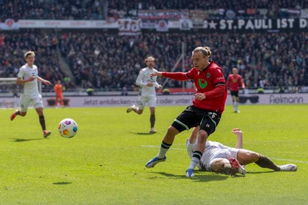 Lars Gindorf Hannover 96, 25 , David Nemeth FC St Pauli, 04 GER, Hannover 96 vs FC St Pauli, Football, 2 Bundesliga, Matchday 30, Season 2023 2024, 21 04 2024 DFL REGULATIONS PROHIBIT ANY USE OF PHOTOGRAPHS AS IMAGE SEQUENCES AND OR QUASI VIDEO Hannover 96 vs FC St Pauli, Football, 2 Bundesliga, Matchday 30, Season 2023 2024, 21 04 2024 Hannover Copyright: xEibner-Pressefoto FabioxDeinertx EP_FDT