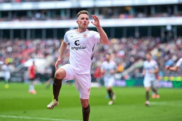 2 Bundesliga Hannover 06 FC St Pauli on 21 04 2024 at the HDI Arena in Hannover Cheering, goal celebration, goal scorer, goal scorer Johannes Eggestein FC St Pauli cheers after his goal for 1 2 MT