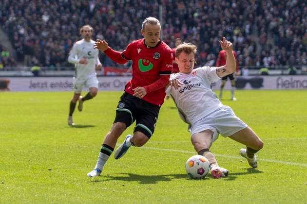 Lars Gindorf Hannover 96, 25 , David Nemeth FC St Pauli, 04 GER, Hannover 96 vs FC St Pauli, Football, 2 Bundesliga, Matchday 30, Season 2023 2024, 21 04 2024 DFL REGULATIONS PROHIBIT ANY USE OF PHOTOGRAPHS AS IMAGE SEQUENCES AND OR QUASI VIDEO Hannover 96 vs FC St Pauli, Football, 2 Bundesliga, Matchday 30, Season 2023 2024, 21 04 2024 Hannover Copyright: xEibner-Pressefoto FabioxDeinertx EP_FDT