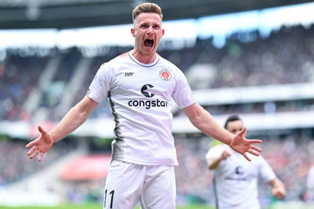 2 Bundesliga Hannover 06 FC St Pauli on 21 04 2024 at the HDI Arena in Hannover Cheering, goal celebration, goal scorer, goal scorer Johannes Eggestein FC St Pauli cheers after his goal for 1 2 MT