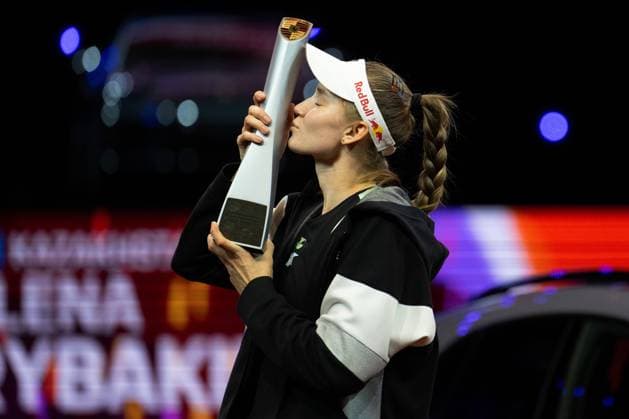 Elena Rybakina KAZ with the winners kiss xettx, Germany, Stuttgart, 21 04 2024, Tennis, Porsche Tennis Grand Prix, Day 9, 2024, Final, E Rybakina M Kostyuk, Porsche Arena Photo A2 Bildagentur Peter Hartenfelser