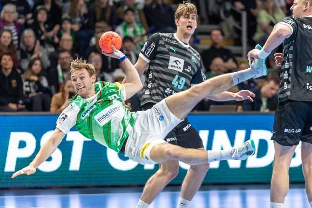 Sport Themen der Woche KW16 Sport Bilder des Tages Berlin, 21.04.24, Handball: Bundesliga, Fuechse Berlin - THW Kiel, 29. Spieltag, Max-Schmeling-Halle. Berlins Mathias Gidsel wirft den Ball auf das Tor. Fuechse Berlin - THW Kiel *** Berlin, 21 04 24, Handball Bundesliga, Fuechse Berlin THW Kiel, 29 Matchday, Max Schmeling Halle Berlins Mathias Gidsel throws the ball at the goal Fuechse Berlin THW Kiel