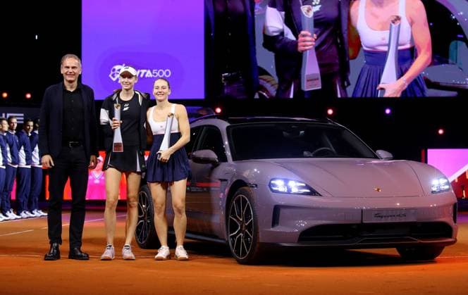 21 04 2024, Germany, Stuttgart, Porsche Tennis Grand Prix 2024, Final, from l Oliver Blume Chairman of the Executive Board Porsche and Volkswagen AG Elena Rybakina KAZ and Marta Kostyuk with trophy in front of the winning vehicle Taycab 4S Sport Turismo