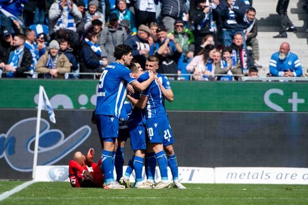 Igor Matanovic Karlsruher SC, 09 , Marvin Wanitzek Karlsruher SC, 10 , Marco Thiede Karlsruher SC, 21 and team celebrate the goal for 3 1, GER, Karlsruher SC KSC vs Hertha BSC Berlin BSC , Soccer 2 Bundesliga, Matchday 30, Saison 2023 2024, 21 04 2024 DFB DFL regulations prohibit any use of photographs as image sequences and or quasi video GER, Karlsruher SC KSC vs Hertha BSC Berlin BSC , Fußball 2 Bundesliga, 30 Spieltag, Saison 2023 2024, 21 04 2024 Karlsruhe Copyright: xEibner-Pressefoto Memmlerx EP_MMR