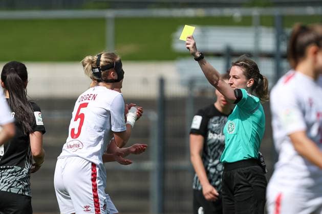 Celina Degen 1 FC Koeln erhaelt die gelbe Karte, Frauen Bundesliga, 1 FC Koeln SC Freiburg, Franz Kremer Stadion on April 21, 2024 in Cologne, Germany Photo by Oliver Kaelke DeFodi Images Celina Degen 1 FC Koeln gets the yellow card, Frauen Bundesliga, 1 FC Koeln SC Freiburg, Franz Kremer Stadion on April 21, 2024 in Cologne, Germany Photo by Oliver Kaelke DeFodi Images Defodi 678 2024 04 121 OK FCKSCF 1129 Defodi-678