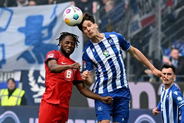 21 04 2024, xsltx, Soccer 2 Bundesliga, Karlsruher SC Hertha BSC Berlin emspor, v l Deyovasio Zeefuik Hertha BSC Berlin Igor Matanovic Karlsruher SC KSC Zweikampf, action, action, battle for the ball DFL DFB REGULATIONS PROHIBIT ANY USE OF PHOTOGRAPHS as IMAGE SEQUENCES and or QUASI VIDEO Karlsruhe