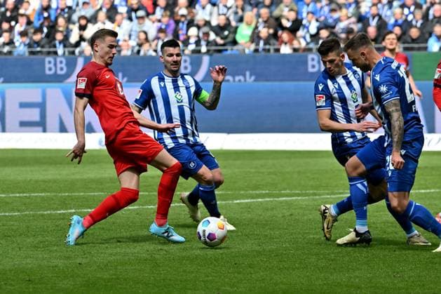 21 04 2024, xsltx, Fußball 2 Bundesliga, Karlsruher SC Hertha BSC Berlin emspor, v l Marten Winkler Hertha BSC Berlin Jerome Gondorf Karlsruher SC KSC Marcel Franke Karlsruher SC KSC Zweikampf, Aktion, action, battle for the ball DFL DFB REGULATIONS PROHIBIT ANY USE OF PHOTOGRAPHS as IMAGE SEQUENCES and or QUASI VIDEO Karlsruhe