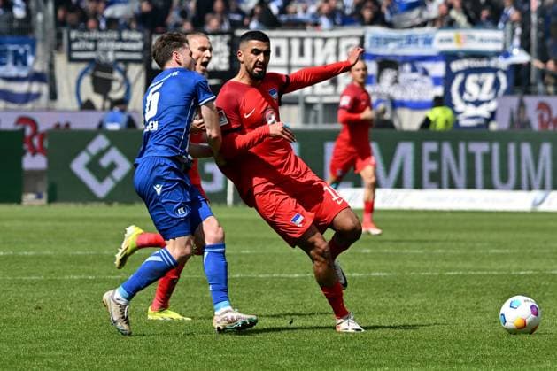 21 04 2024, xsltx, Fußball 2 Bundesliga, Karlsruher SC Hertha BSC Berlin emspor, v l Leon Jensen Karlsruher SC KSC Aymen Barkok Hertha BSC Berlin Zweikampf, Aktion, action, battle for the ball DFL DFB REGULATIONS PROHIBIT ANY USE OF PHOTOGRAPHS as IMAGE SEQUENCES and or QUASI VIDEO Karlsruhe