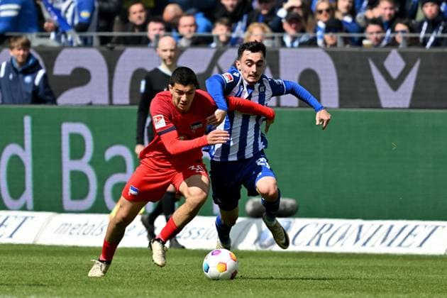 21 04 2024, xsltx, Fussball 2 Bundesliga, Karlsruher SC Hertha BSC Berlin emspor, v l Ibrahim Maza Hertha BSC Berlin Paul Nebel Karlsruher SC KSC Zweikampf, Aktion, action, battle for the ball DFL DFB REGULATIONS PROHIBIT ANY USE OF PHOTOGRAPHS as IMAGE SEQUENCES and or QUASI VIDEO Karlsruhe