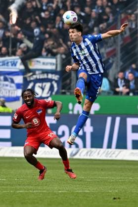 21 04 2024, xsltx, Soccer 2 Bundesliga, Karlsruher SC Hertha BSC Berlin emspor, v l Deyovasio Zeefuik Hertha BSC Berlin Igor Matanovic Karlsruher SC KSC Zweikampf, action, action, battle for the ball DFL DFB REGULATIONS PROHIBIT ANY USE OF PHOTOGRAPHS as IMAGE SEQUENCES and or QUASI VIDEO Karlsruhe