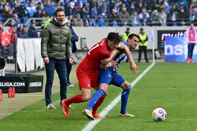 21 04 2024, xsltx, Fußball 2 Bundesliga, Karlsruher SC Hertha BSC Berlin emspor, v l Fabian Reese Hertha BSC Berlin Philip Heise Karlsruher SC KSC Zweikampf, Aktion, action, battle for the ball DFL DFB REGULATIONS PROHIBIT ANY USE OF PHOTOGRAPHS as IMAGE SEQUENCES and or QUASI VIDEO Karlsruhe