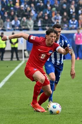21 04 2024, xsltx, Fußball 2 Bundesliga, Karlsruher SC Hertha BSC Berlin emspor, v l Fabian Reese Hertha BSC Berlin Philip Heise Karlsruher SC KSC Zweikampf, Aktion, action, battle for the ball DFL DFB REGULATIONS PROHIBIT ANY USE OF PHOTOGRAPHS as IMAGE SEQUENCES and or QUASI VIDEO Karlsruhe