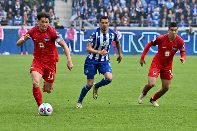 21 04 2024, xsltx, Fußball 2 Bundesliga, Karlsruher SC Hertha BSC Berlin emspor, v l Fabian Reese Hertha BSC Berlin Philip Heise Karlsruher SC KSC Zweikampf, Aktion, action, battle for the ball Ibrahim Maza Hertha BSC Berlin DFL DFB REGULATIONS PROHIBIT ANY USE OF PHOTOGRAPHS as IMAGE SEQUENCES and or QUASI VIDEO Karlsruhe