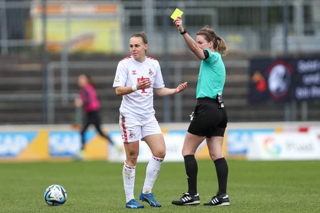 Dora Zeller 1 FC Koeln erhaelt die gelbe Karte, Frauen Bundesliga, 1 FC Koeln SC Freiburg, Franz Kremer Stadion on April 21, 2024 in Cologne, Germany Photo by Oliver Kaelke DeFodi Images Dora Zeller 1 FC Koeln gets the yellow card, Frauen Bundesliga, 1 FC Koeln SC Freiburg, Franz Kremer Stadion on April 21, 2024 in Cologne, Germany Photo by Oliver Kaelke DeFodi Images Defodi 678 2024 04 121 OK FCKSCF 1201 Defodi-678