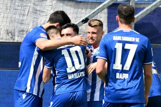 21 04 2024, xsltx, Fußball 2 Bundesliga, Karlsruher SC Hertha BSC Berlin emspor, v l Torjubel nach dem Tor zum celebrating the goal celebrate 3 1 durch Marvin Wanitzek Karlsruher SC KSC DFL DFB REGULATIONS PROHIBIT ANY USE OF PHOTOGRAPHS as IMAGE SEQUENCES and or QUASI VIDEO Karlsruhe