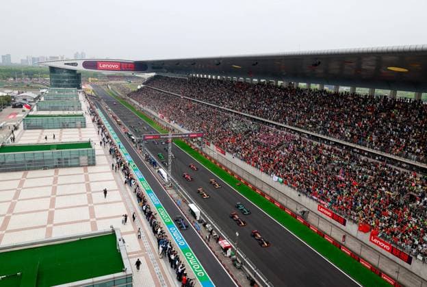 Start of the race 01 VERSTAPPEN Max (nld), Red Bull Racing RB20, action during the Formula 1 Lenovo Chinese Grand Prix 2024, 5th round of the 2024 Formula One World Championship, WM, Weltmeisterschaft from April 19 to 21, 2024 on the Shanghai International Circuit, in Shanghai, China - F1 - CHINESE GRAND PRIX 2024 DPPI Panoramic  240421_R05_CHINA_DP_JK14878