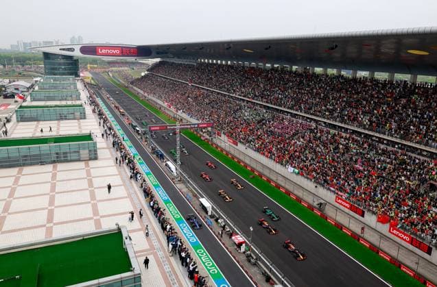 Start of the race 01 VERSTAPPEN Max (nld), Red Bull Racing RB20, action during the Formula 1 Lenovo Chinese Grand Prix 2024, 5th round of the 2024 Formula One World Championship, WM, Weltmeisterschaft from April 19 to 21, 2024 on the Shanghai International Circuit, in Shanghai, China - F1 - CHINESE GRAND PRIX 2024 DPPI Panoramic  240421_R05_CHINA_DP_JK14879
