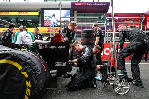 Mercedes AMG F1 Team mechanic, mecanicien, mechanics during the Formula 1 Lenovo Chinese Grand Prix 2024, 5th round of the 2024 Formula One World Championship, WM, Weltmeisterschaft from April 19 to 21, 2024 on the Shanghai International Circuit, in Shanghai, China - F1 - CHINESE GRAND PRIX 2024 DPPI Panoramic  240421_R05_CHINA_DP_JK14864
